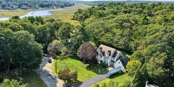 16 Salt Meadow Ln
