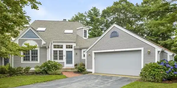 16 Hidden Bay Dr