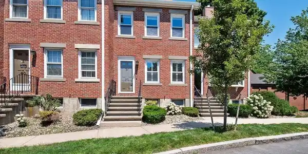 82 Captains Row