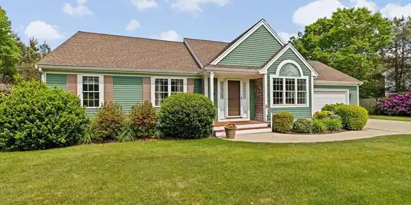 11 Quashnet Woods Drive