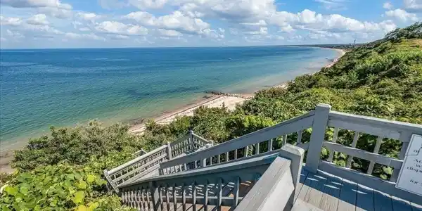 2 Westcliff Dr