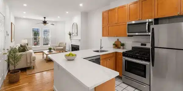 186 W 7th St