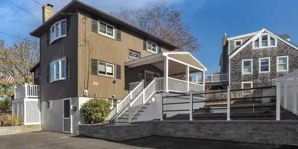 90 Bay St