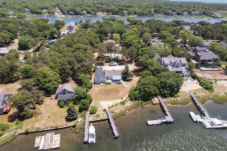 379 Monomoscoy Rd