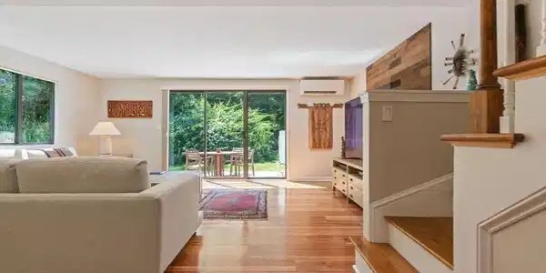 84 Court Way