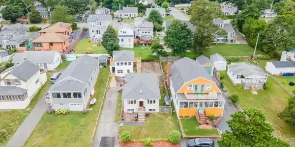 35 Riverside Dr