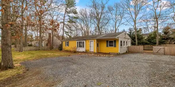 145 Quinaquisset Ave