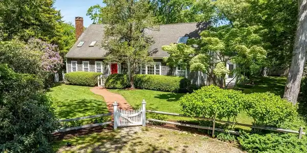 21 Woodlawn Ave