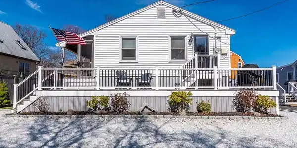 30 Mayflower Ln