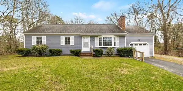 93 Pebble Ln