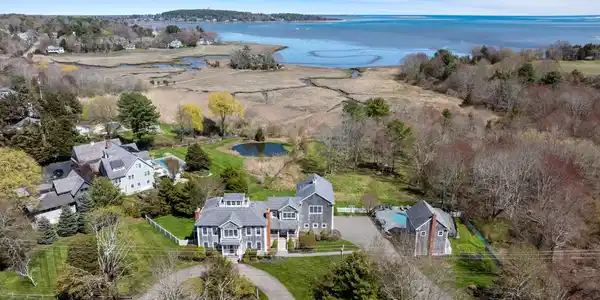 735 Bay Road