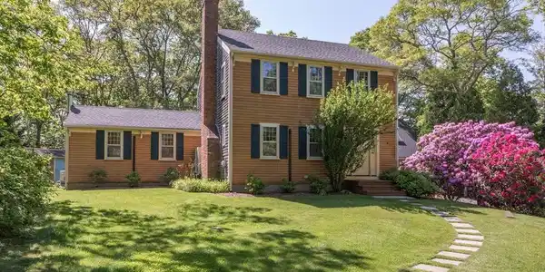 8 School House Village