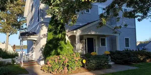 138 Baxter Avenue