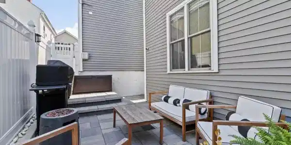 176 W 7th St