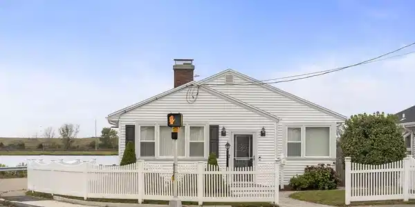 371 N Shore Rd