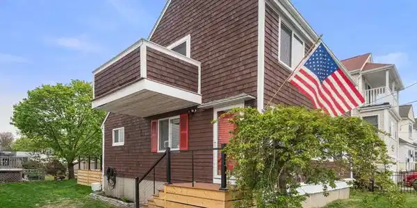 61 Edgewater Dr