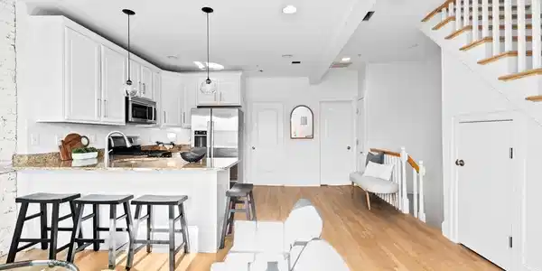 221 W 5th St