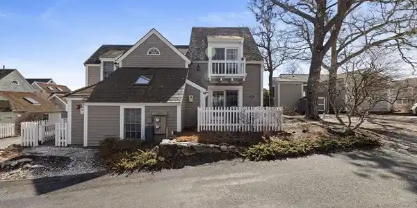 4 Hyannis Point Rd