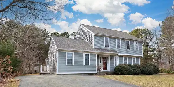 16 Quashnet Woods Dr