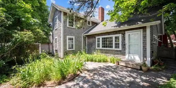 6 Priscilla Alden Rd