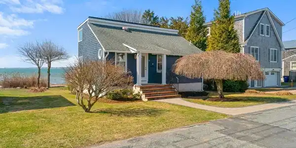 15 Bayview Ave