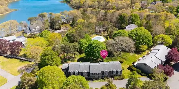 374 Davisville Rd
