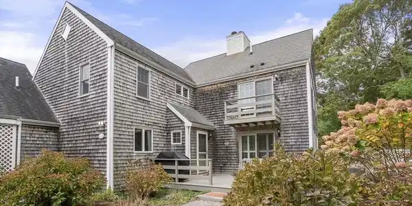 28 Chilmark Dr