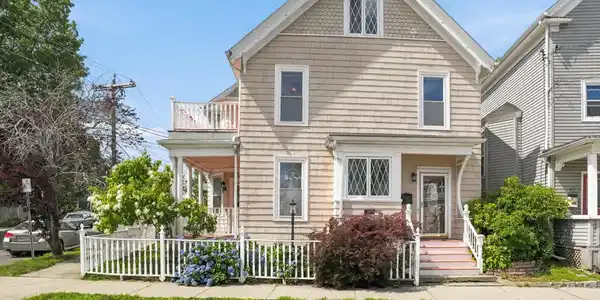17 Basset St