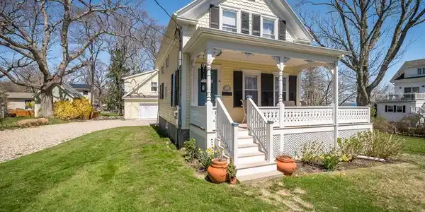 4 Mount Locust Ave