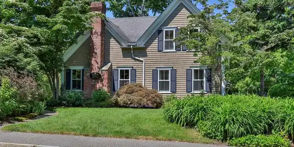 1141 Main St