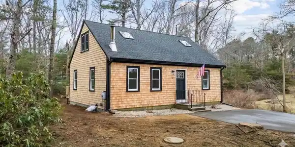 11 Shallow Pond Ln