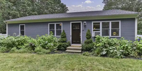 36 Chartwell Dr
