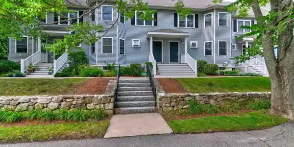 50 Desmoines Rd