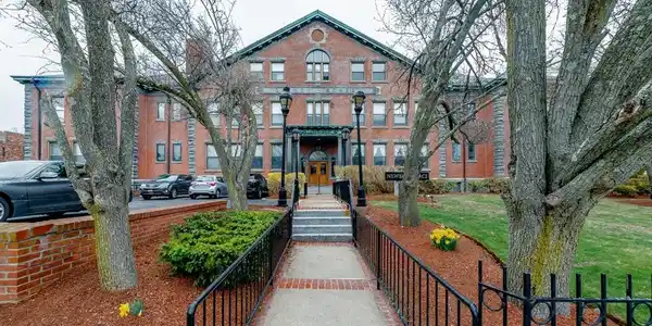 94 Newbury Ave