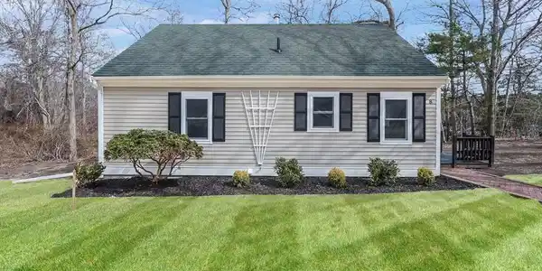 8 Shallow Pond Ln
