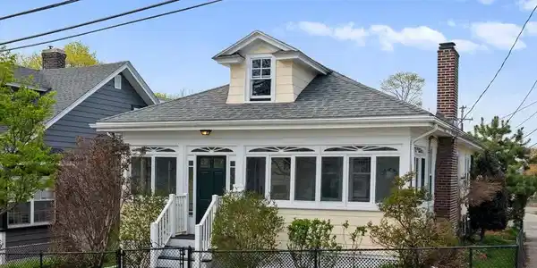 90 Carlisle St