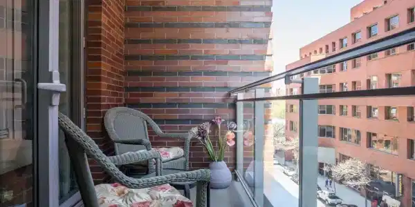 1 Charles St S