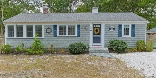 61 Beach Rd