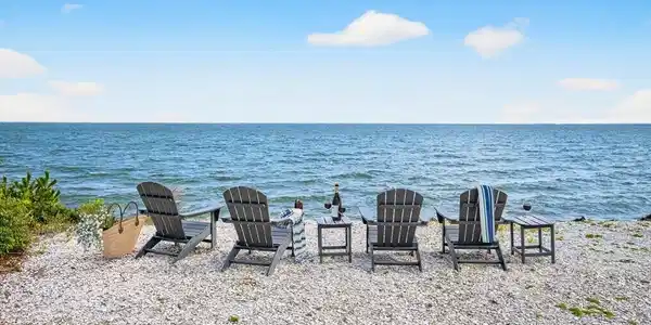 90 Shore Dr W