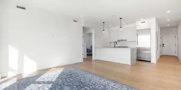 472 W Broadway