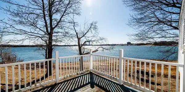 55 Riverbank Rd