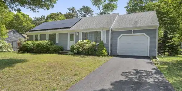 16 Lexington Dr