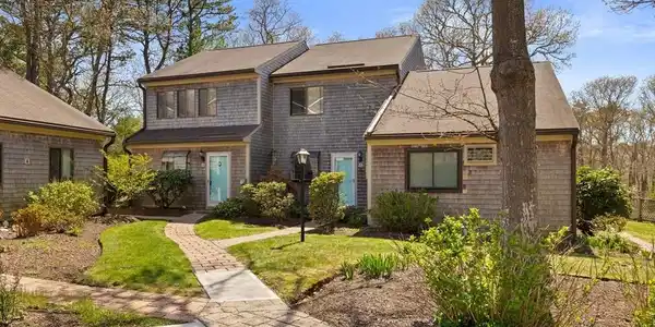 2 Roundhouse Rd