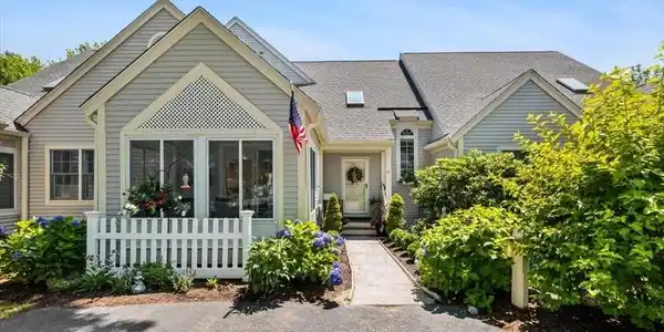 7 Gold Leaf Ln