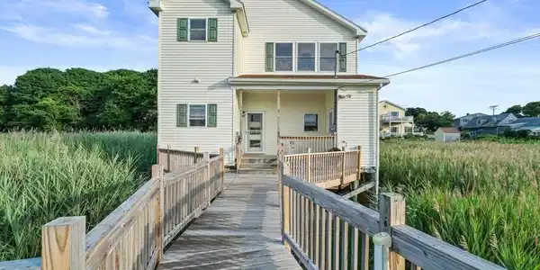 18 Bayview St