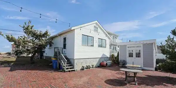 877 Shirley St