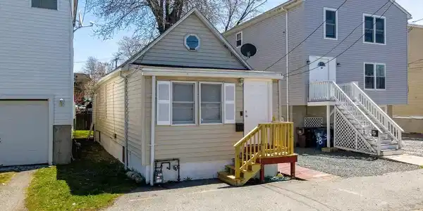 32 Arcadia St