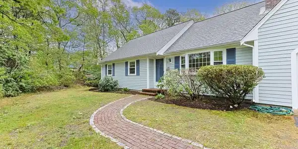 8 Bay Pine Rd