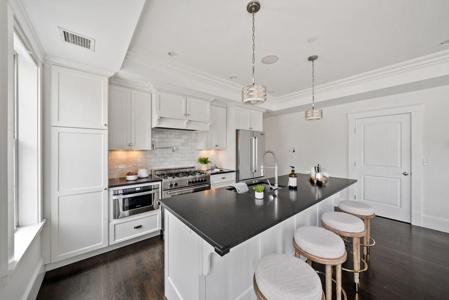 689 East 4th St