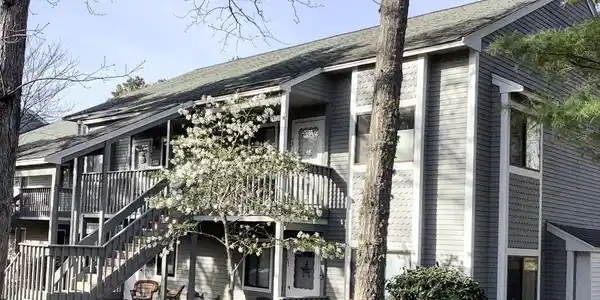 73 Eaton Ln